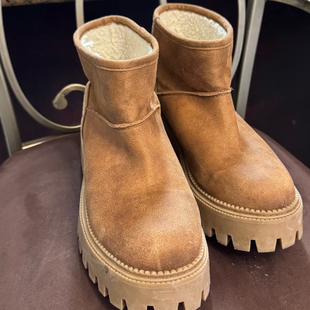 DV dolce vida  chunky short  boots size 9 
Faux fur